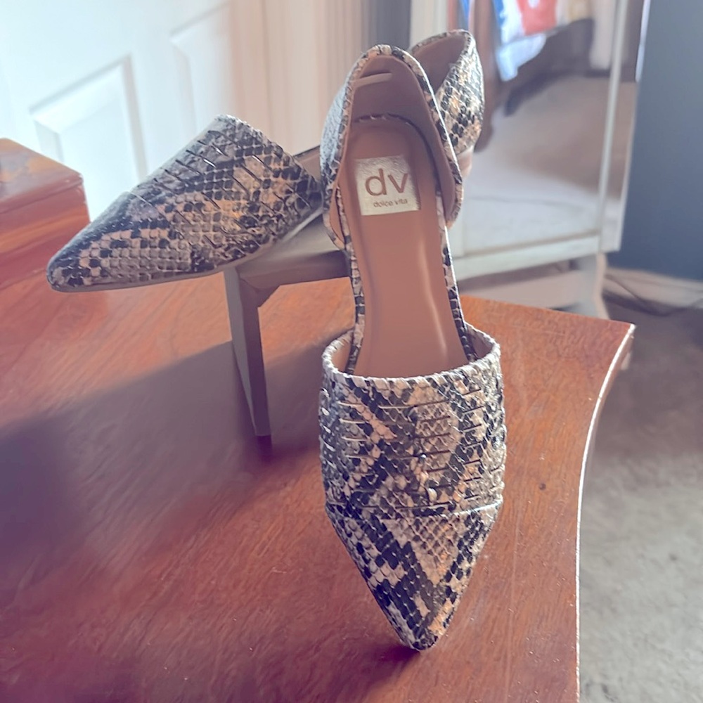 NWOT Dolce Vita Dell Flat